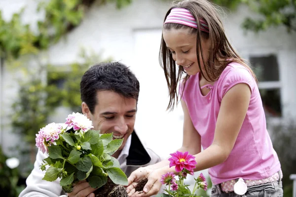 Άνδρας Και Κορίτσι Φυτεύουν Λουλούδια Γλάστρα — Φωτογραφία Αρχείου