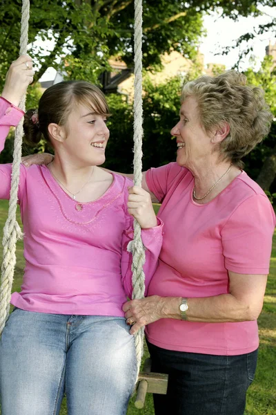 Eine Alte Dame Hilft Ihre Enkelin Schwingen — Stockfoto