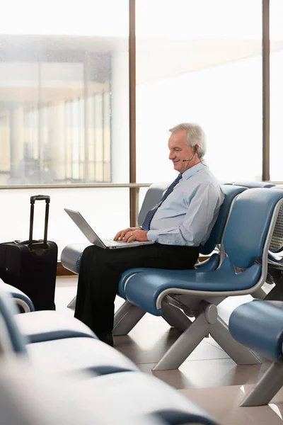 Бизнесмен Использующий Ноутбук Зале Ожидания Аэропорта — стоковое фото