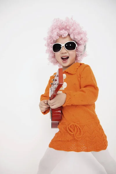Mädchen Mit Sonnenbrille Spielt Mit Gitarre — Stockfoto
