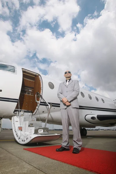 Mann Mit Headset Steht Vor Privatjet — Stockfoto