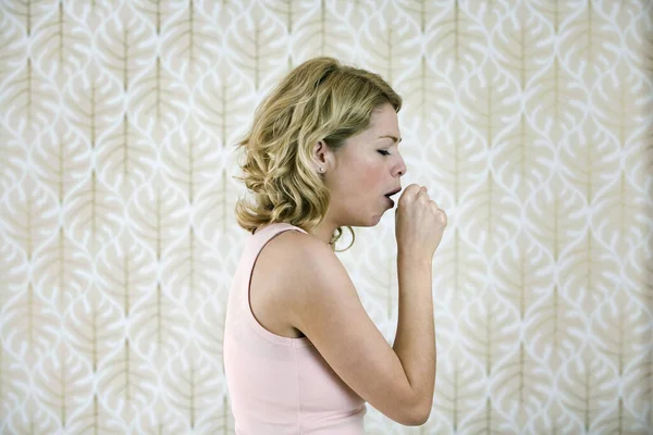 Een Vrouw Die Thuis Hoest — Stockfoto