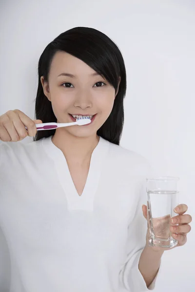 Wanita Menggosok Gigi Dan Memegang Segelas Air — Stok Foto