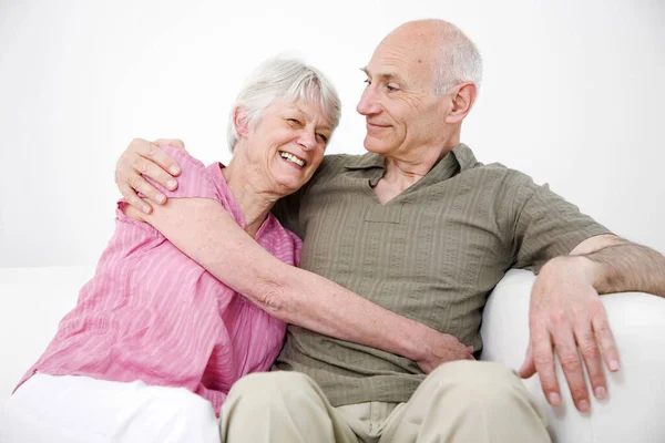 Senior Homem Mulher Abraçando Sofá — Fotografia de Stock