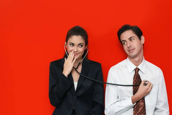 Geschäftsfrau Hört Dem Herzschlag Eines Geschäftsmannes Durch Ein Stethoskop — Stockfoto