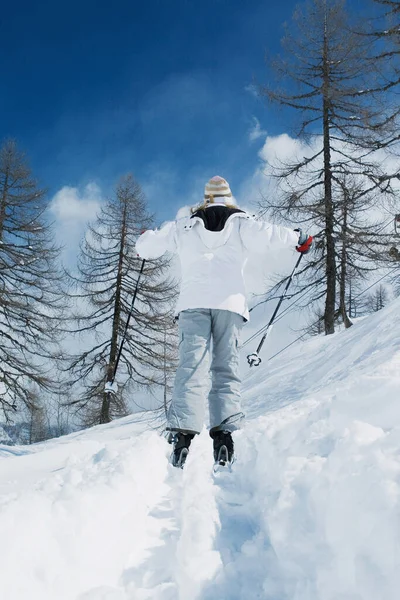 Vista Posteriore Della Donna Sciare — Foto Stock