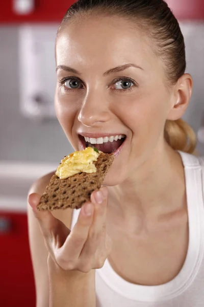 Mulher Comendo Biscoitos Centeio Com Ovos Mexidos — Fotografia de Stock