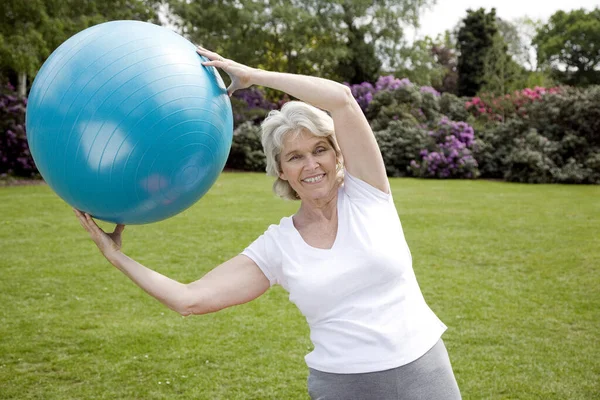 Senior Mulher Segurando Uma Bola Fitness — Fotografia de Stock