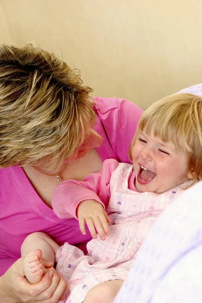 Een Vrouw Die Speels Haar Jonge Dochter Kietelt — Stockfoto