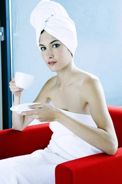 Mujer Envuelta Toalla Bebiendo Una Taza Café —  Fotos de Stock