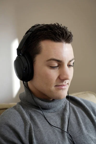 Man Luisteren Naar Muziek Draagbare Mp3 Speler — Stockfoto