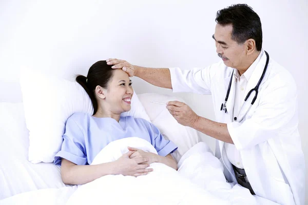 Médico Verificando Temperatura Paciente — Fotografia de Stock