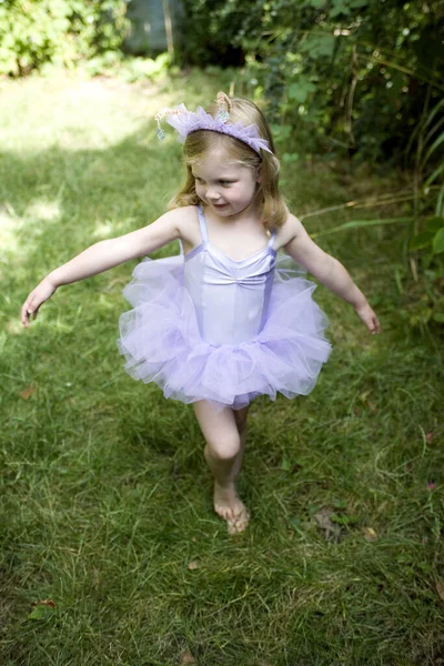 Маленькая Девочка Балетном Платье Танцует Счастливо — стоковое фото
