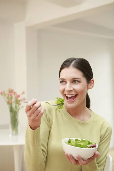 Mulher Desfrutando Uma Tigela Salada — Fotografia de Stock