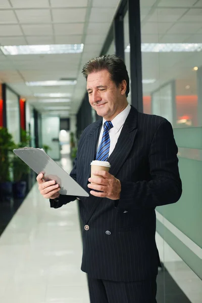 Empresario Sujetando Portapapeles Una Taza Café — Foto de Stock