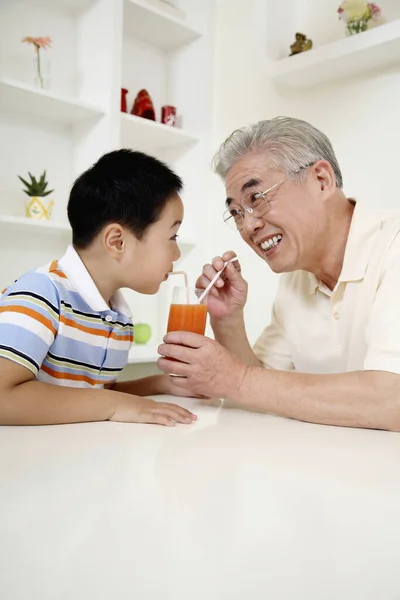 Homem Menino Sênior Compartilhando Uma Bebida — Fotografia de Stock