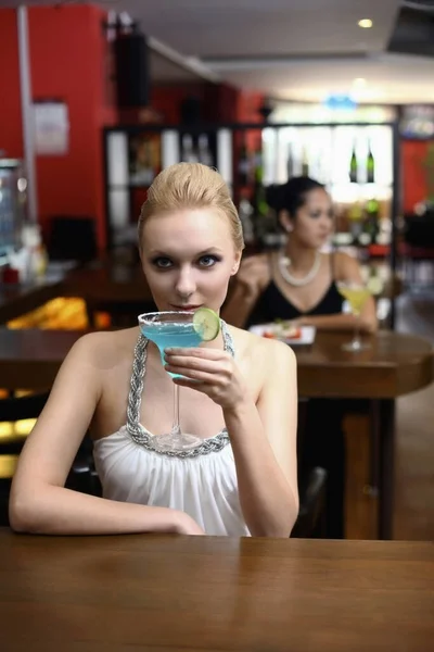 Mujer Bebiendo Bar —  Fotos de Stock
