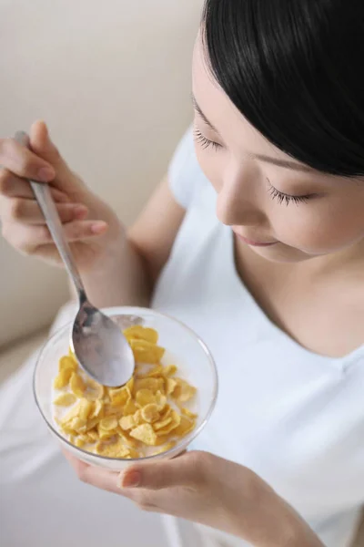 Mujer Disfrutando Tazón Cereal Desayuno — Foto de Stock