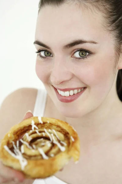 Mujer Comiendo Rollo Canela — Foto de Stock