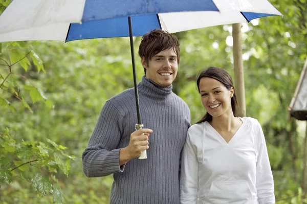 Άντρας Και Γυναίκα Μοιράζονται Μια Ομπρέλα — Φωτογραφία Αρχείου