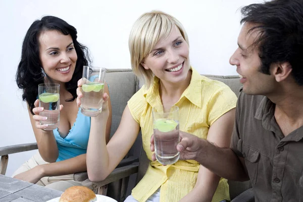 Hombre Mujeres Punto Brindar Con Sus Vasos Jugo — Foto de Stock