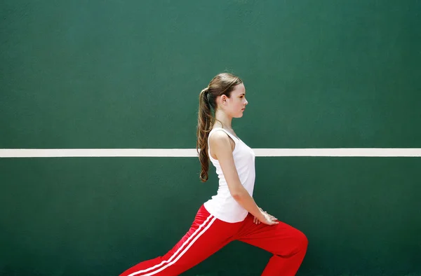 Mulher Exercitando Quadra Tênis — Fotografia de Stock