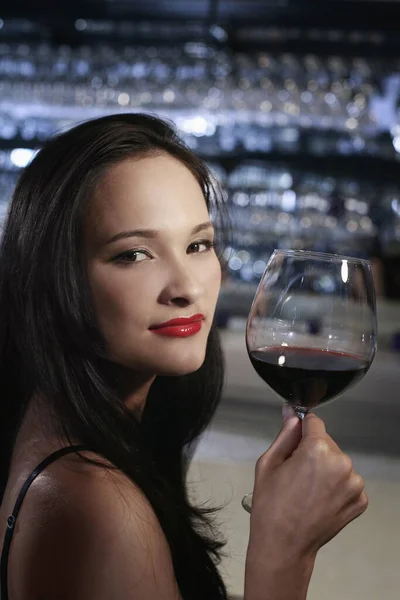 Mujer Con Una Copa Vino Tinto —  Fotos de Stock