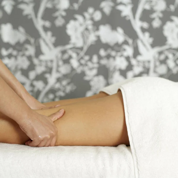 Kadın Bacak Masajından Hoşlanıyor — Stok fotoğraf