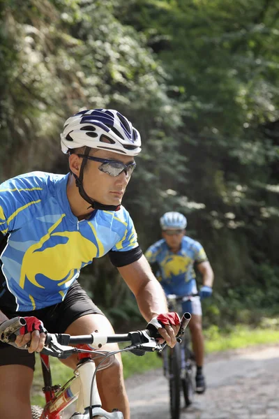 Ciclistas Masculinos Montando Bicicletas Montaña — Foto de Stock