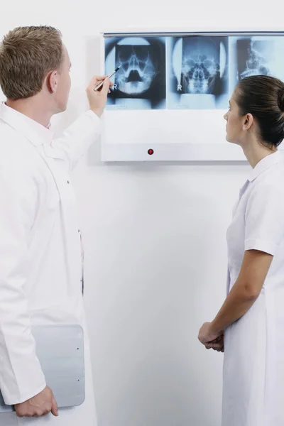 Médico Explicando Enfermeira Enquanto Aponta Para Imagem Raio — Fotografia de Stock