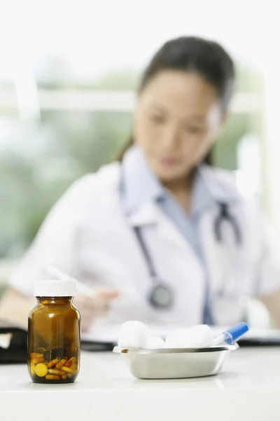 Uma Garrafa Comprimidos Algodão Mesa Uma Médica — Fotografia de Stock