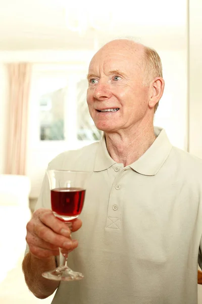 Senior Man Met Een Glas Rode Wijn — Stockfoto