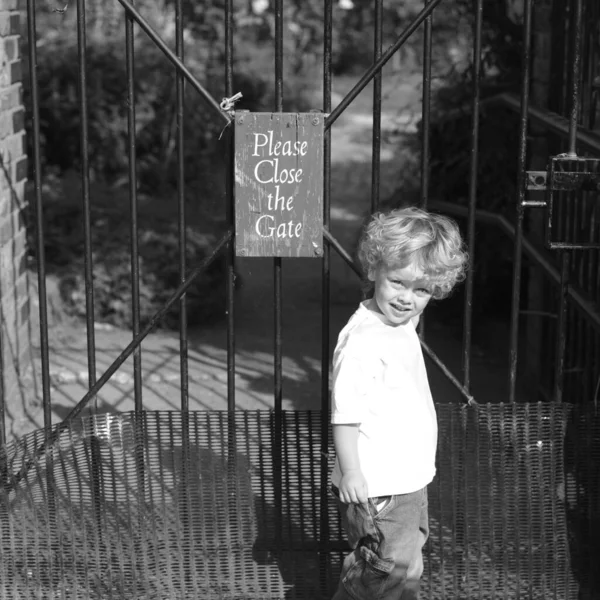 Bir Kapının Önünde Elinde Tabelayla Duran Bir Çocuk — Stok fotoğraf