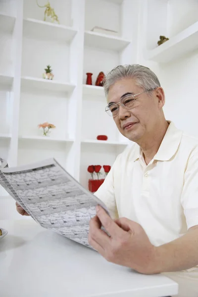 Hombre Mayor Leyendo Periódico — Foto de Stock