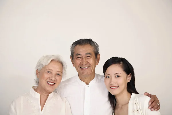 Frau Posiert Mit Senioren Paar — Stockfoto