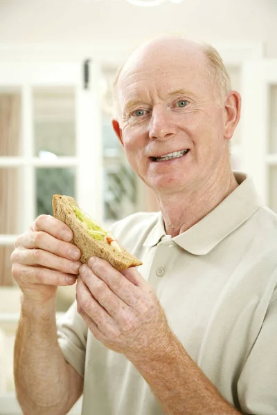 Hombre Mayor Con Sándwich — Foto de Stock