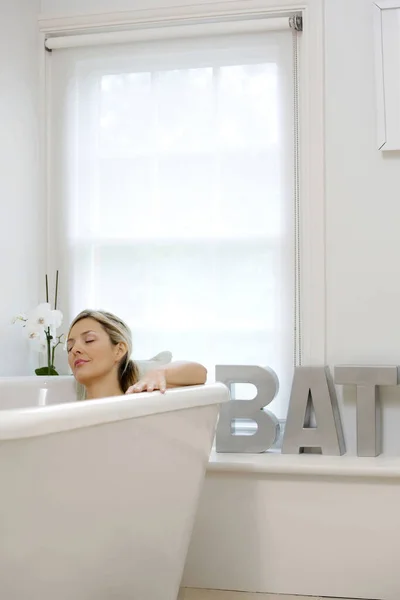 Woman Resting Bathtub — Stock Photo, Image