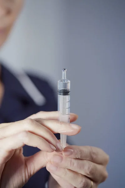 Nurse Holding Syringe — Stock Photo, Image