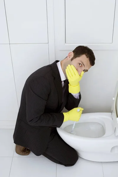 Geschäftsmann Der Die Toilettenschüssel Reinigt Und Seine Nase Mit Der — Stockfoto