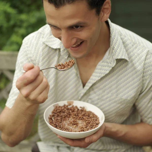 Hombre Disfrutando Tazón Cereal Desayuno — Foto de Stock