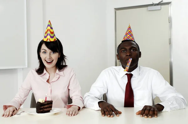 Επιχειρηματίας Γιορτάζει Γενέθλιά Της Έναν Άνδρα Συνάδελφο — Φωτογραφία Αρχείου