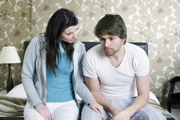 Woman Concerned Her Ill Boyfriend — Stock Photo, Image