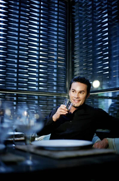 Homem Desfrutando Copo Bebida Alcoólica Restaurante — Fotografia de Stock