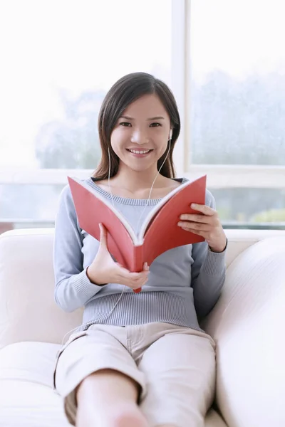 Vrouw Luisteren Naar Muziek Draagbare Mp3 Speler Tijdens Het Lezen — Stockfoto