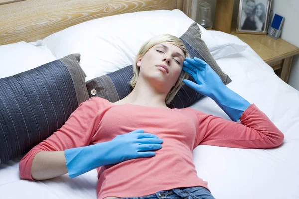 Mujer Con Guantes Goma Acostada Cama —  Fotos de Stock