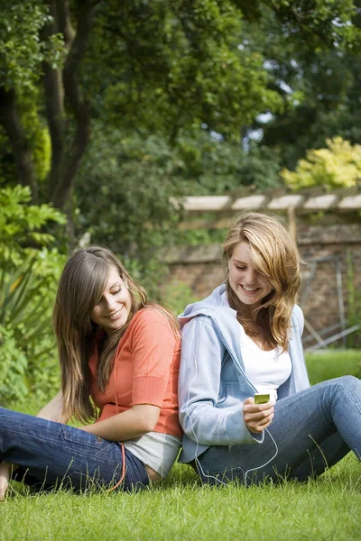 Chicas Escuchando Reproductor Mp3 Portátil — Foto de Stock