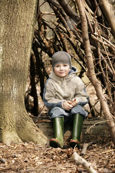 Pojken Sitter Trädstammen — Stockfoto