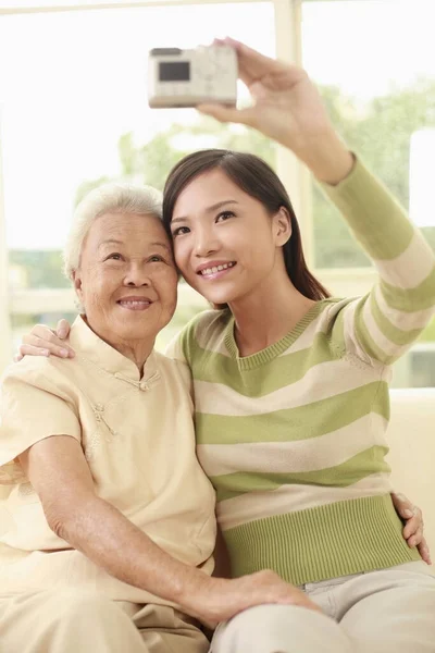 Mujer Mujer Mayores Tomando Fotos Juntas — Foto de Stock