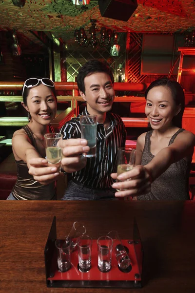 Hombre Mujeres Sosteniendo Vaso Chupito — Foto de Stock