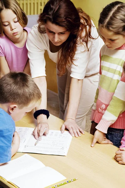 Niños Escuchando Explicación Del Maestro —  Fotos de Stock